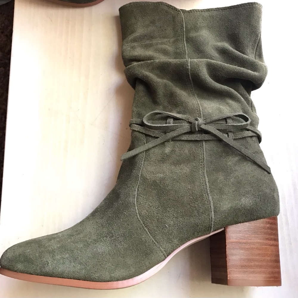 NWOB Violet & Red Olive Suede Ankle Boots